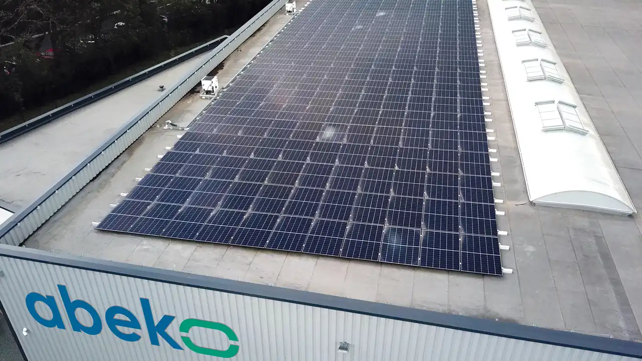 Panneaux solaire sur le toit de l'unité de fabrication abeko : une autonomie énergétique de production de nos citernes