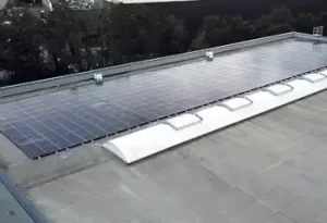 Panneaux solaire sur le toit de l'unité de fabrication abeko : une autonomie énergétique de production de nos citernes