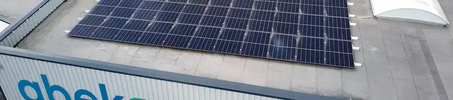 Panneaux solaire sur le toit de l'unité de fabrication abeko : une autonomie énergétique de production de nos citernes