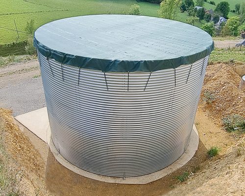 Citerne acier galvanisé abeko pour la récupération et le stockage d’eau, d’eau de pluie et d’eaux issues du réseau, de forage ou de puits avec couverture micro-perforée